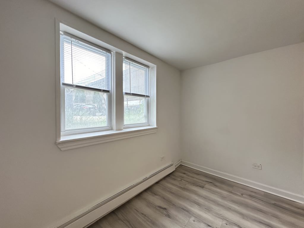 5710 North Winthrop Avenue, Unit 113 Chicago, IL 60660 - Photo 14 of 20 an empty room with a window