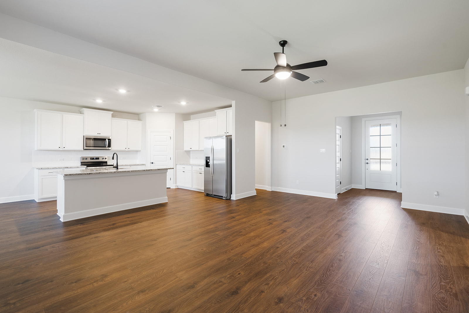 517 West Luna Blue Lane Jarrell, TX 76537 - Photo 3 of 10