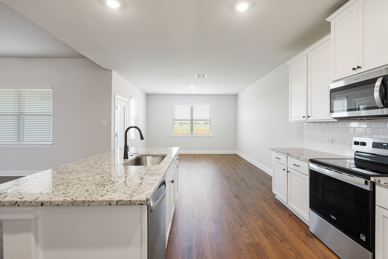 517 West Luna Blue Lane Jarrell, TX 76537 - Photo 4 of 10