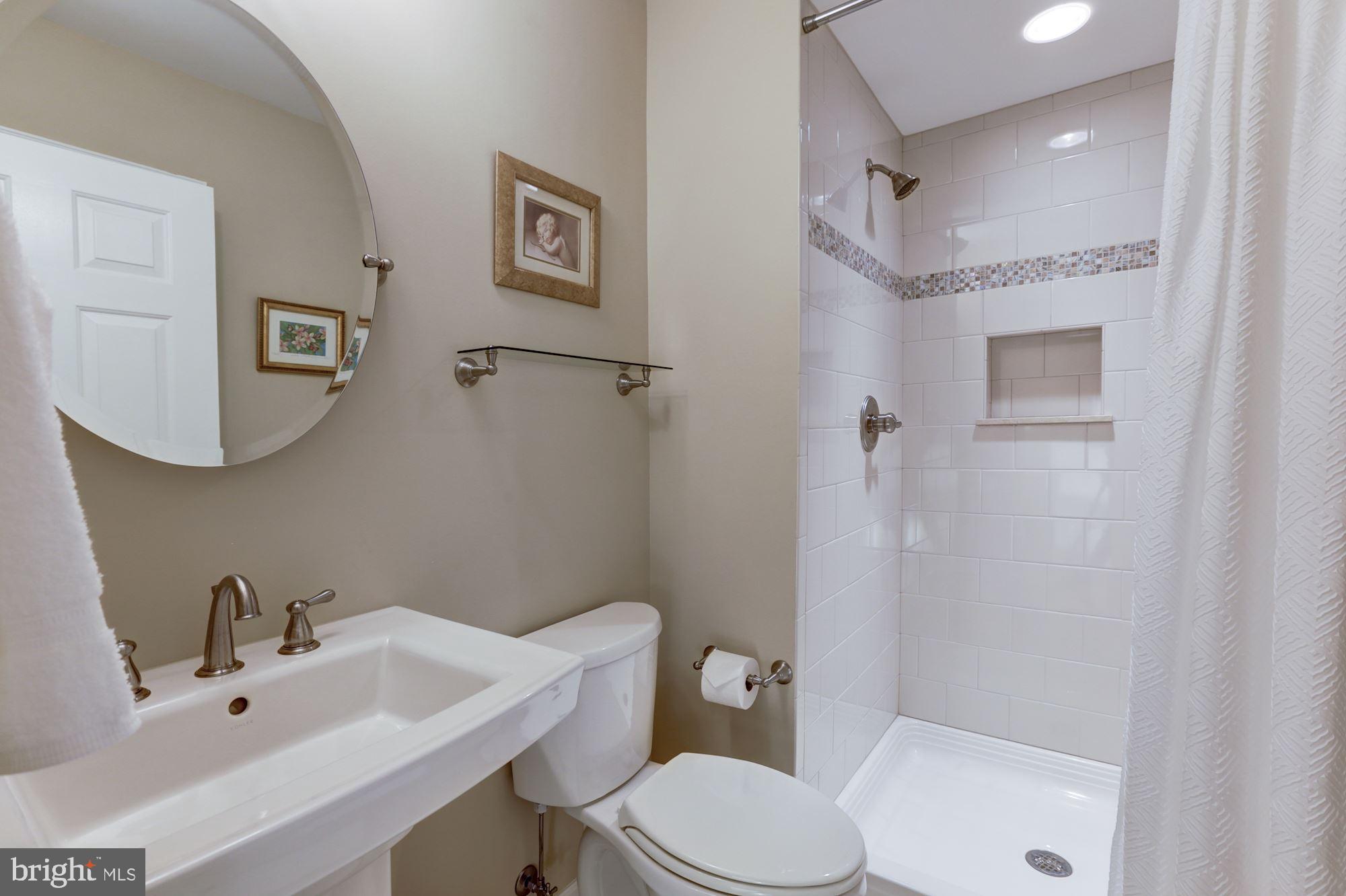 9406 Maidstone Road Delaplane, VA 20144 - Photo 54 of 86 En-suite Bath to Bedroom 4