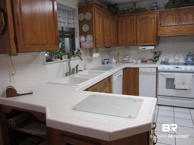 9255 Lakeview Drive Foley, AL 36535 - Photo 8 of 39 Kitchen