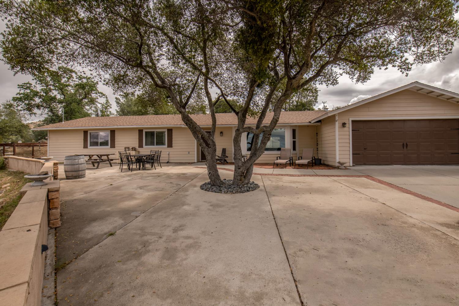 29395 Revis Road Coarsegold, CA 93614 - Photo 21 of 32 a front view of a house with yard and a large tree