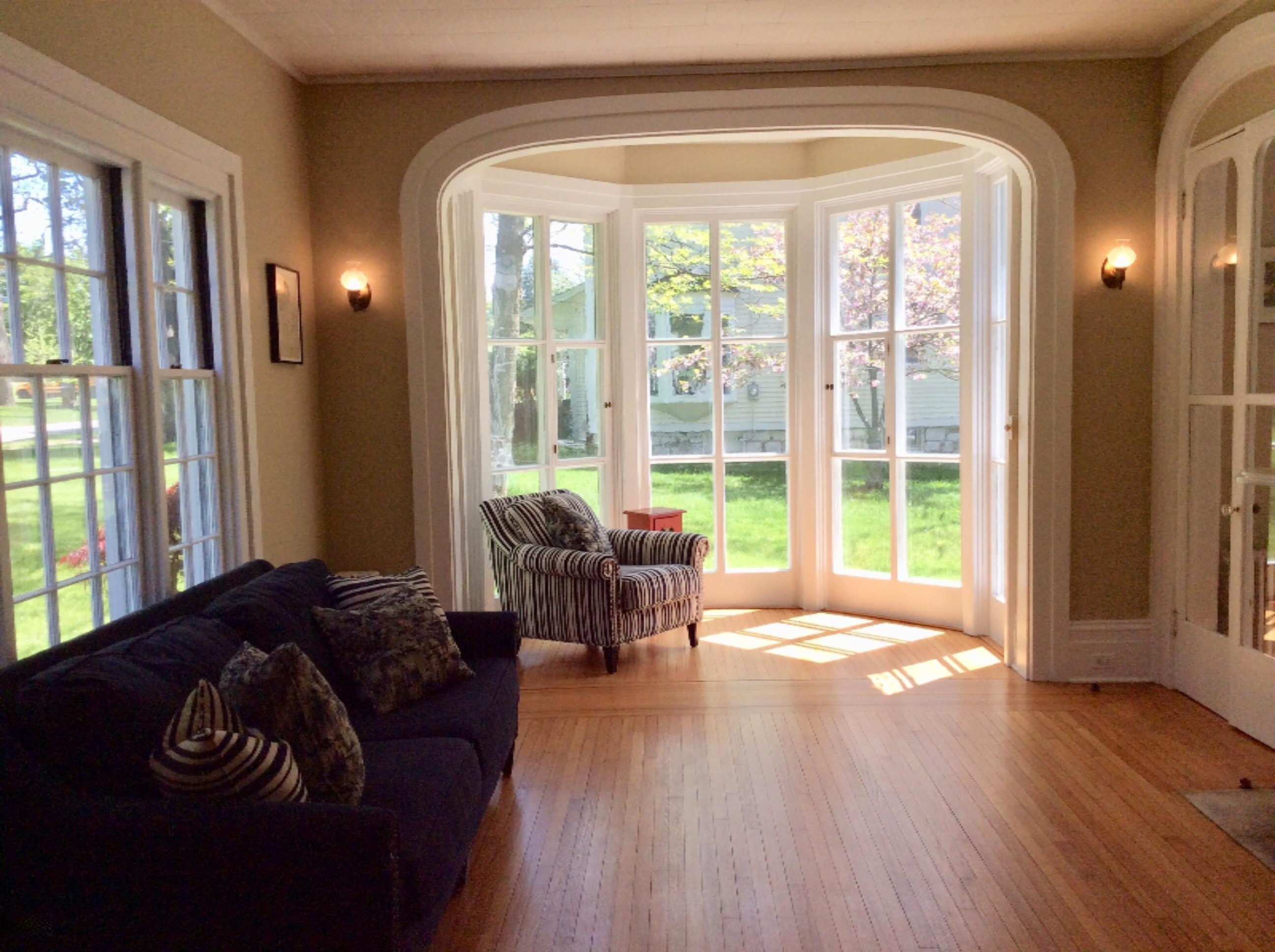 414 Cedar Street Manistee, MI 49660 - Photo 11 of 70 Living Room