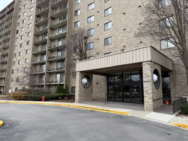 $2,600 | 6340 Americana Drive, Unit 1102, Willowbrook, IL 60527
