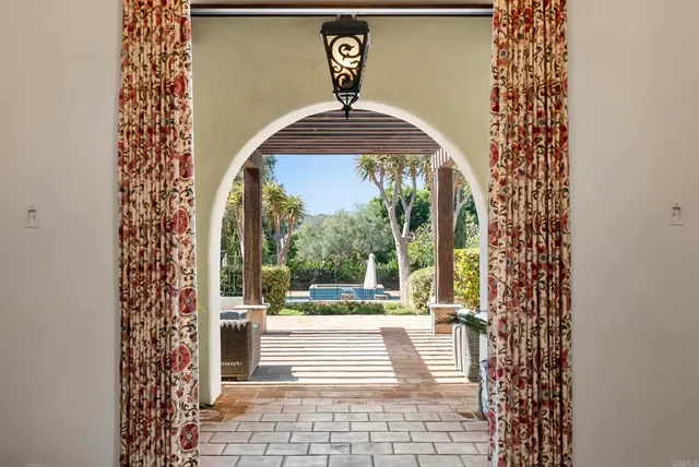a view of entryway with a front door