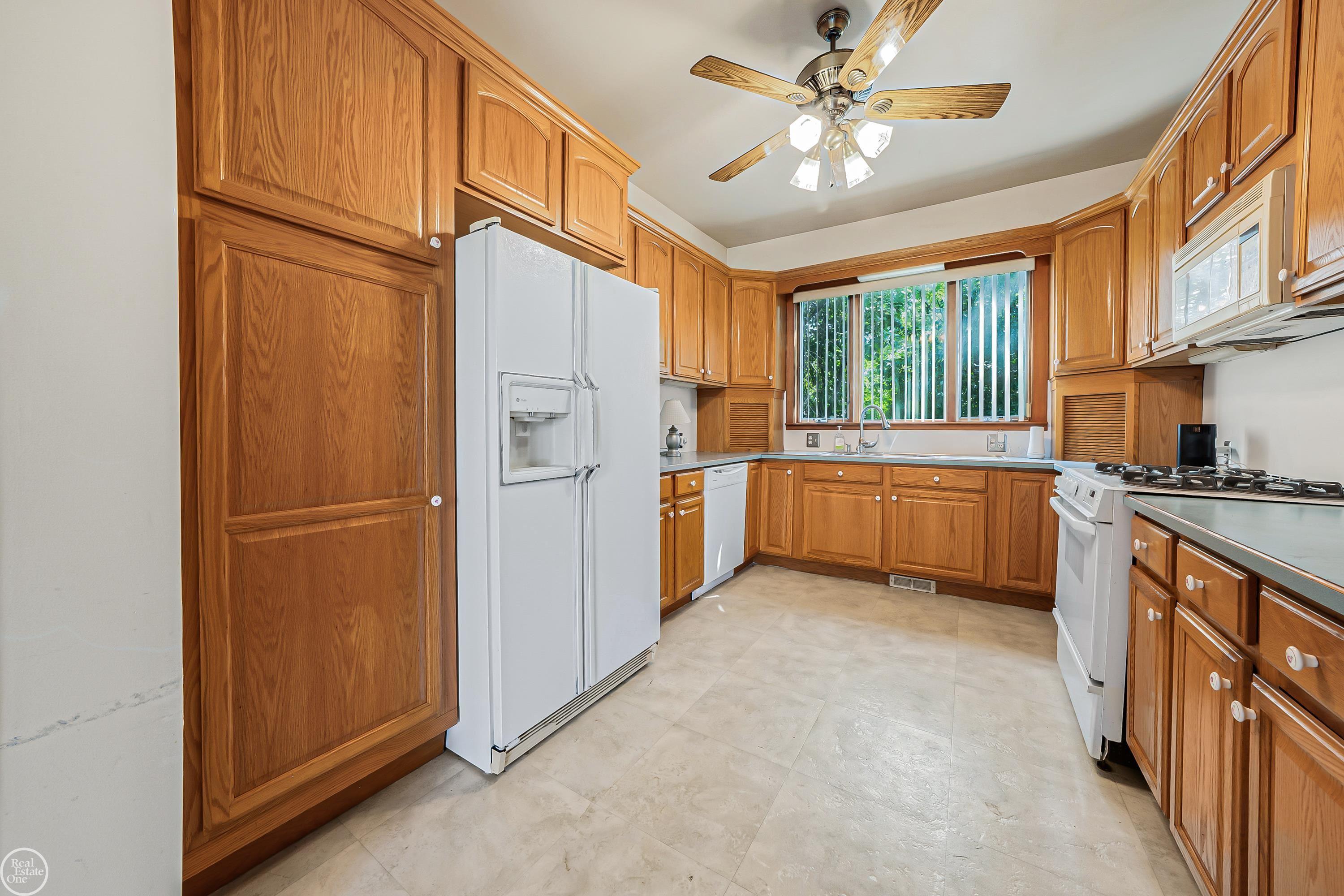 24125 Shook Road Clinton Township, MI 48035 - Photo 10 of 36 Gallery Image 10