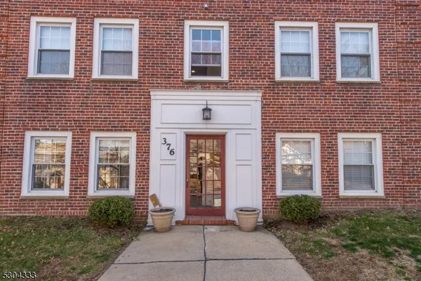 $2,600 | 376 Claremont Avenue, Unit 9, Montclair, NJ 07042