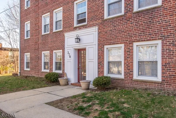 $2,600 | 376 Claremont Avenue, Unit 9, Montclair, NJ 07042