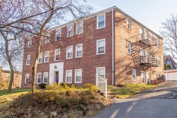 $2,600 | 376 Claremont Avenue, Unit 9, Montclair, NJ 07042