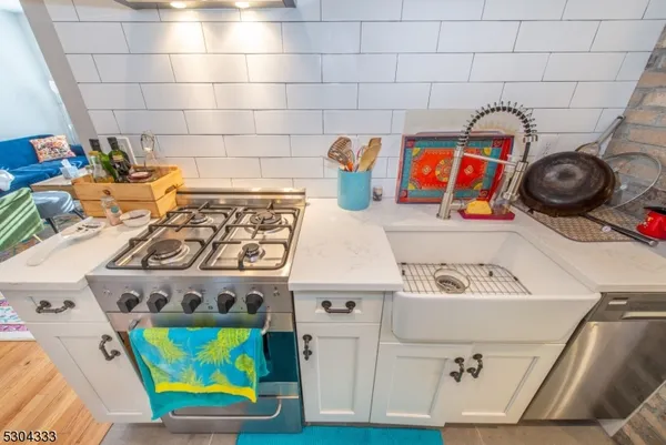 $2,600 | 376 Claremont Avenue, Unit 9, Montclair, NJ 07042