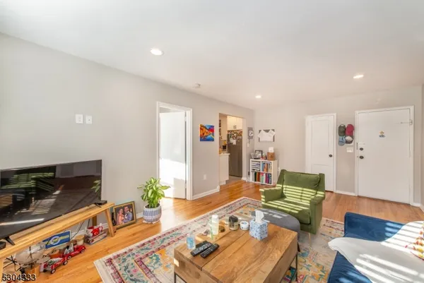 $2,600 | 376 Claremont Avenue, Unit 9, Montclair, NJ 07042