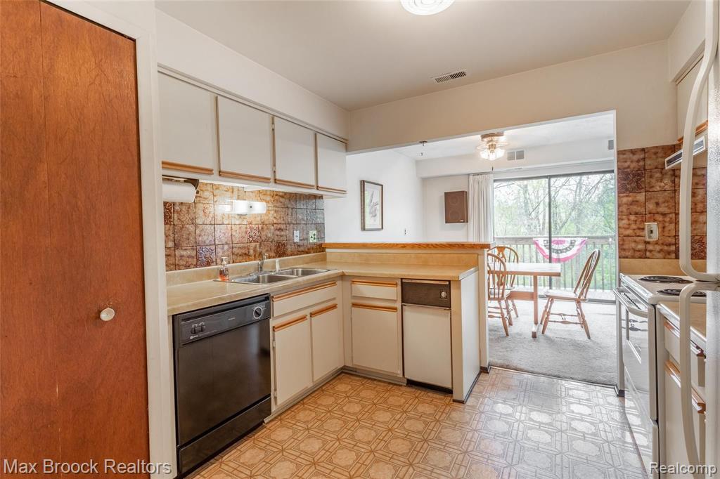 1695 Riverside Drive, Unit 12 Rochester Hills, MI 48309 - Photo 8 of 29