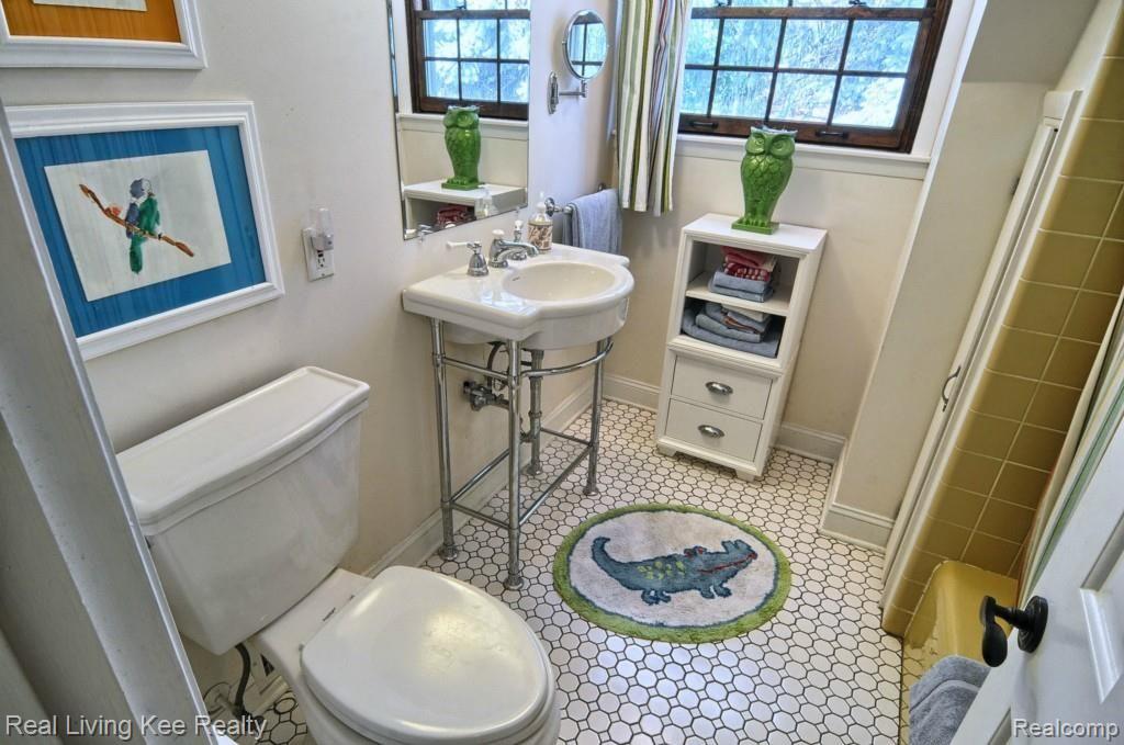 5988 Cobb Creek Road Rochester, MI 48306 - Photo 20 of 27 The 2nd full bath is shared by the two upstairs bedrooms.