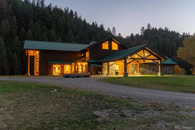 a view of an house with backyard and garden