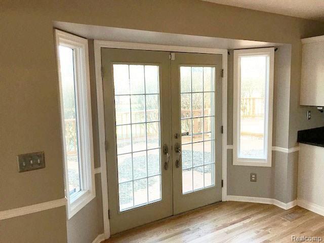 348 Oakbridge Drive Rochester, MI 48306 - Photo 8 of 35