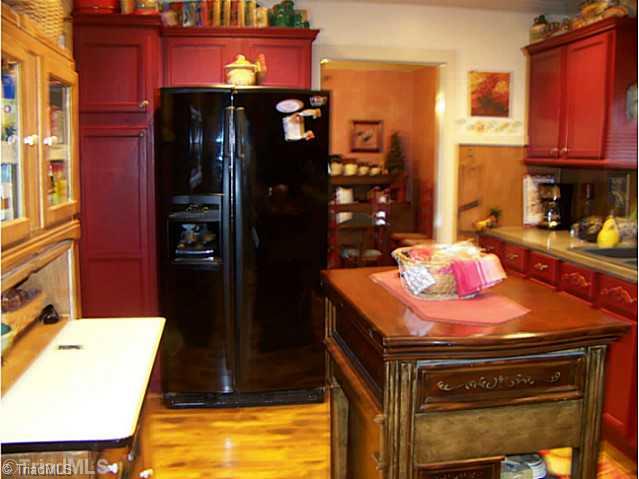 905 South Franklin Road Mount Airy, NC 27030 - Photo 4 of 16 Kitchen.