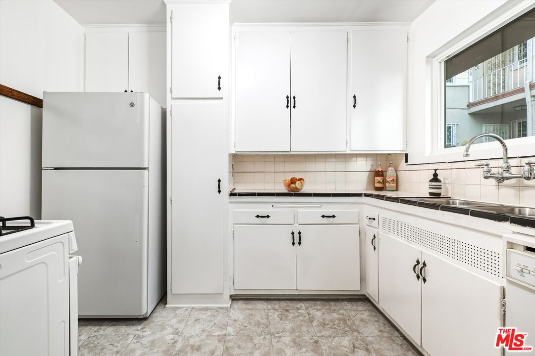 1319 South Mansfield Avenue Los Angeles, CA 90019 - Photo 11 of 26