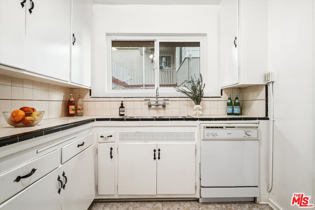 1319 South Mansfield Avenue Los Angeles, CA 90019 - Photo 13 of 26