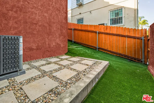 $2,395 | 1319 South Mansfield Avenue, Los Angeles, CA 90019