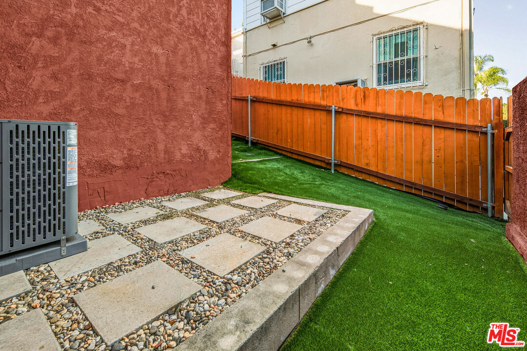 1319 South Mansfield Avenue Los Angeles, CA 90019 - Photo 24 of 26