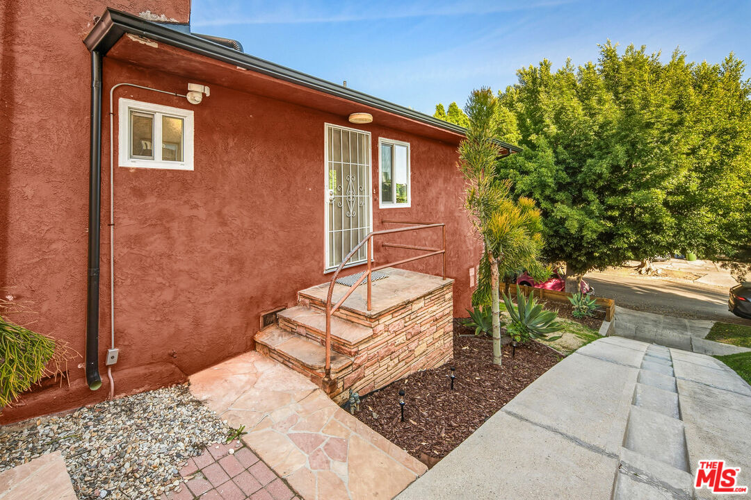 1319 South Mansfield Avenue Los Angeles, CA 90019 - Photo 3 of 26