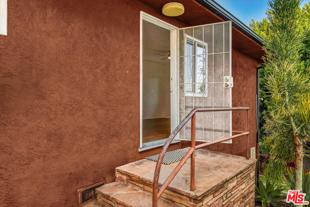 1319 South Mansfield Avenue Los Angeles, CA 90019 - Photo 4 of 26