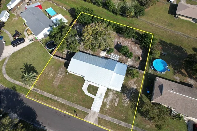 an aerial view of a house having yard