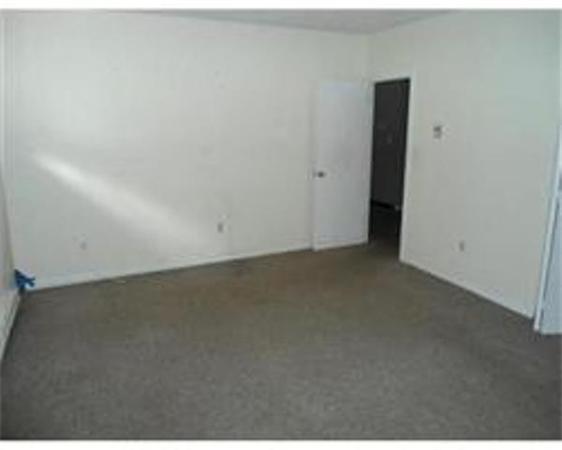 302 Boston Post Road East, Unit B2 Marlborough, MA 01752 - Photo 6 of 6 an empty room with an entryway