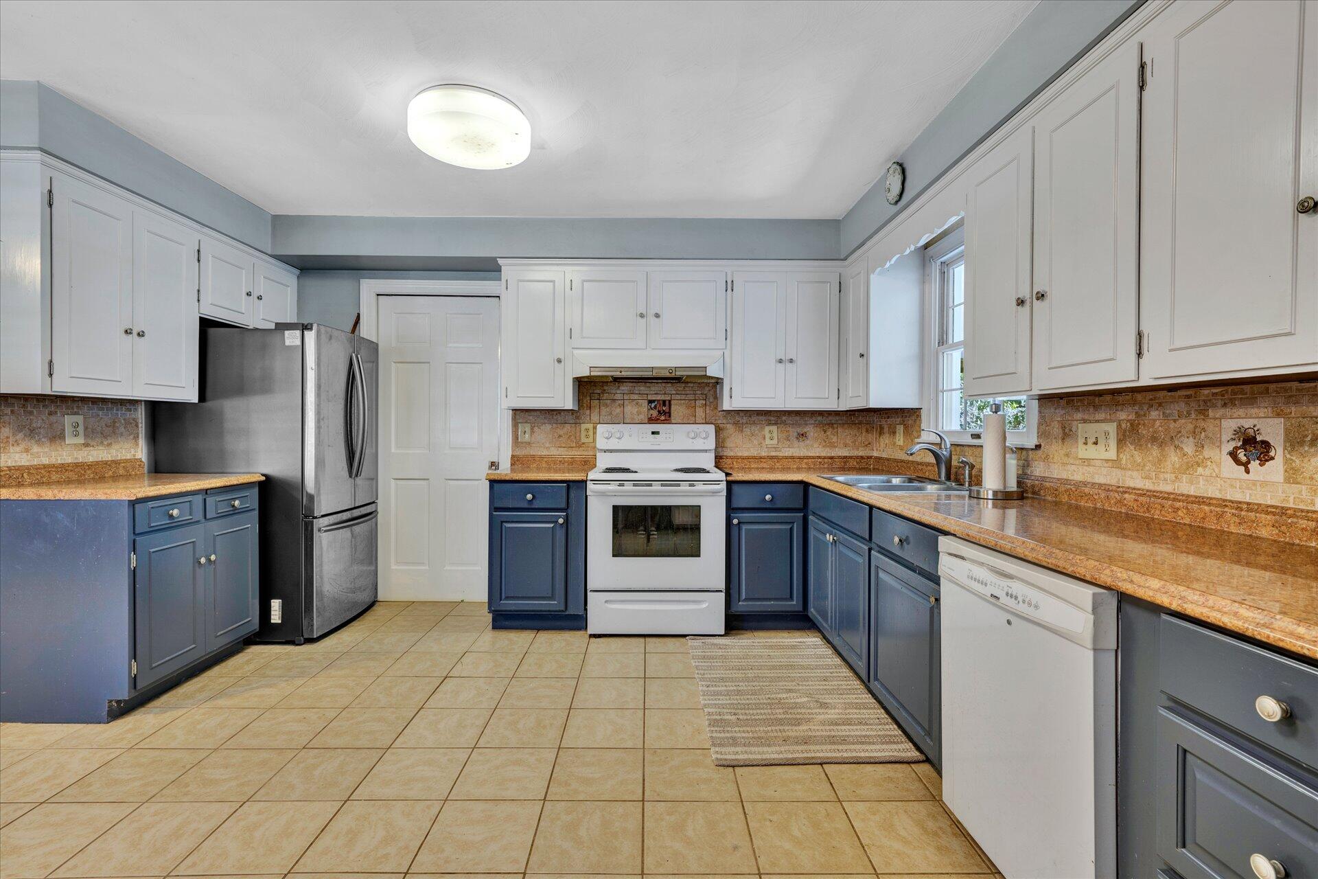 426 Highfield Road Salem, VA 24153 - Photo 6 of 29 06-DSC00013