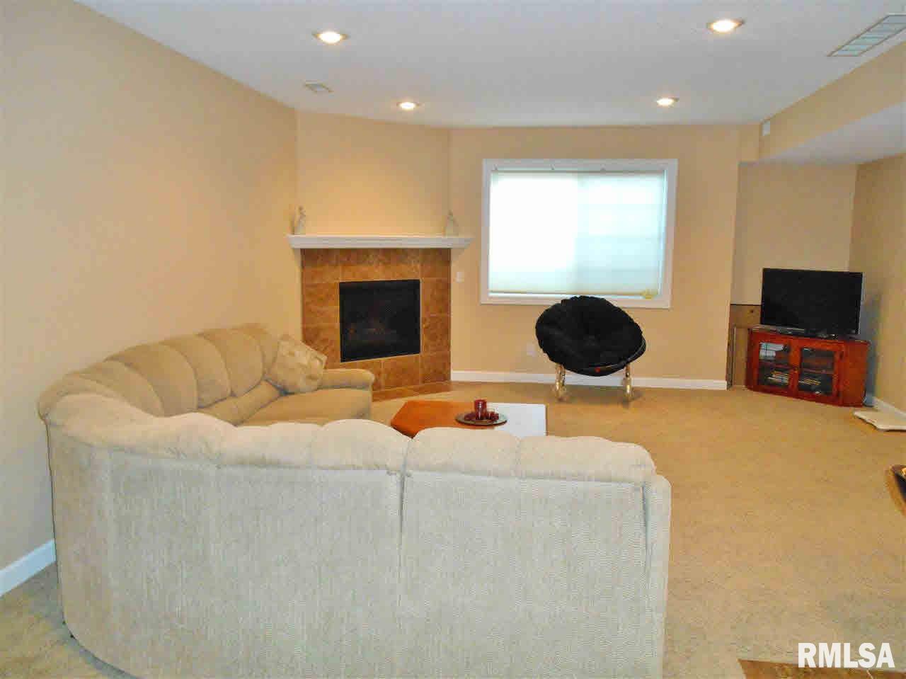 5371 Hugo Road Bettendorf, IA 52722 - Photo 17 of 23 Gallery Image 17