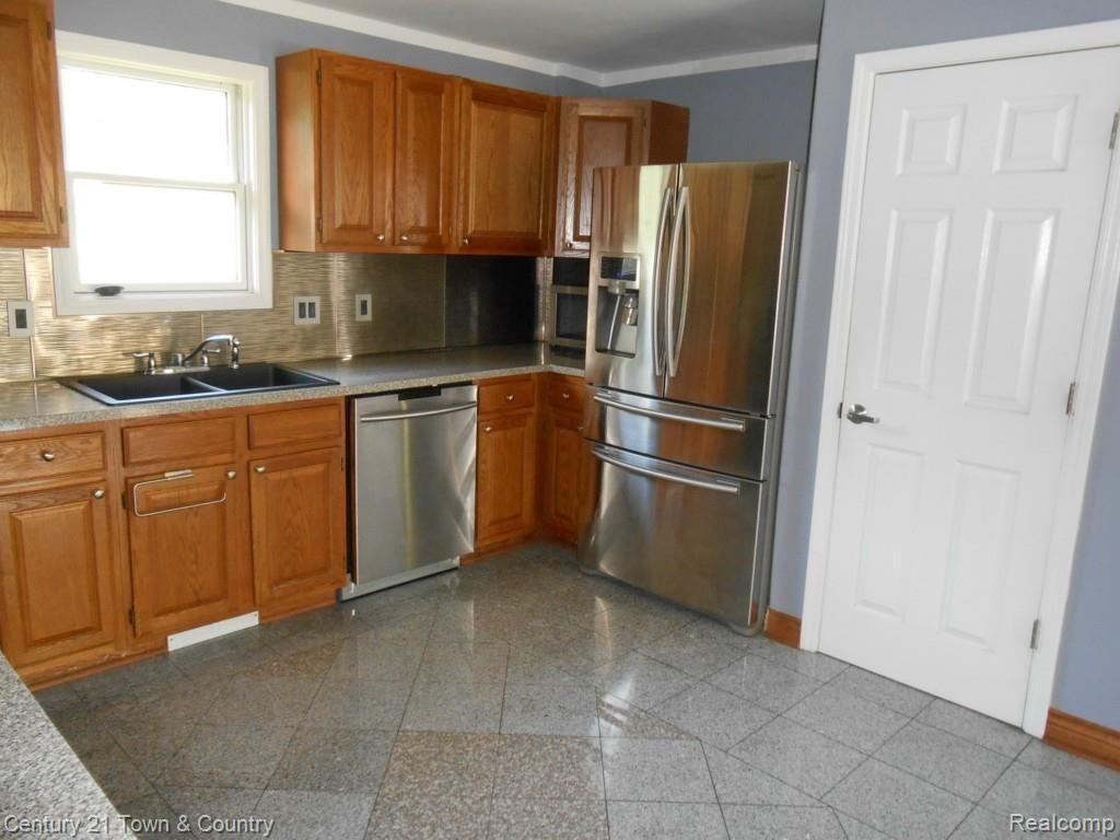 2443 Gerald Avenue Rochester, MI 48307 - Photo 12 of 56 Kit 6.jpg