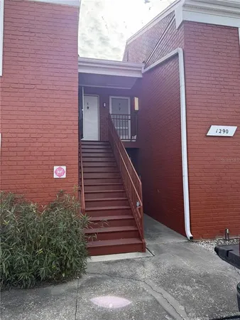 a view of entryway of a house