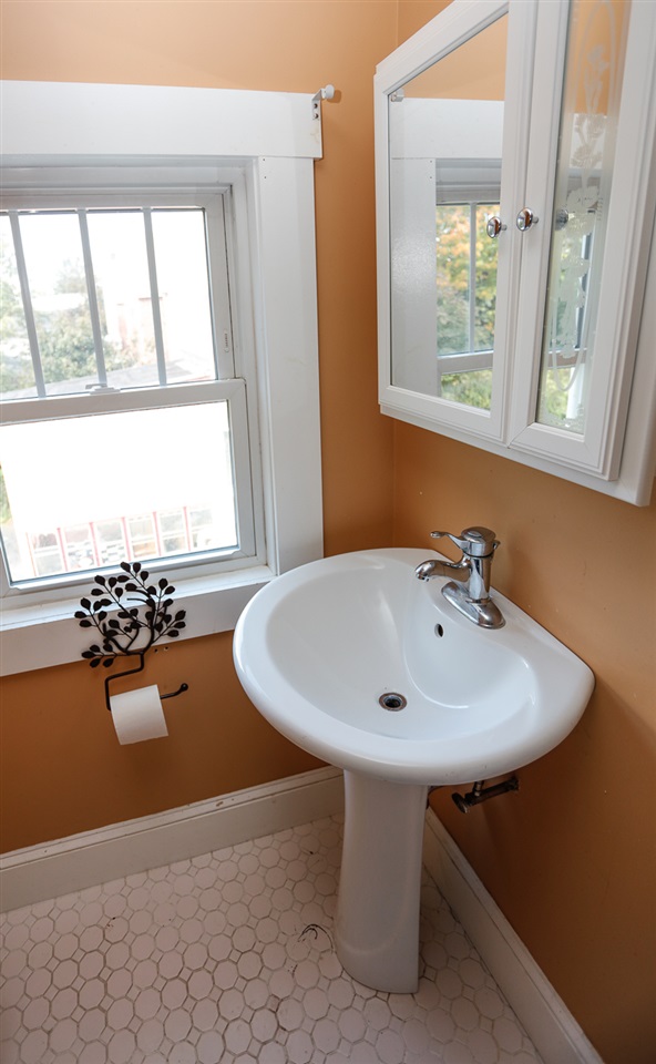 48 Mammoth Road Manchester, NH 03103 - Photo 23 of 29