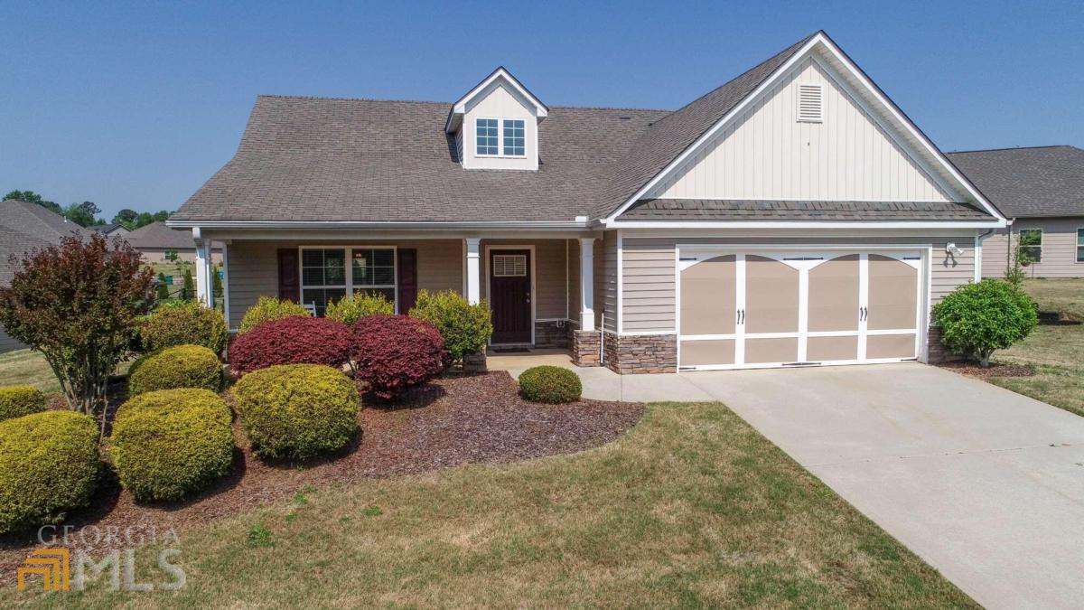 700 Skyview Drive Commerce, GA 30529 - Photo 1 of 1 a front view of a house with garden