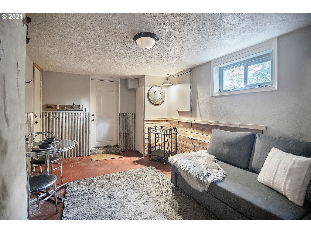1038 Cloverdale Road Kalama, WA 98625 - Photo 13 of 32 Gallery Image 13