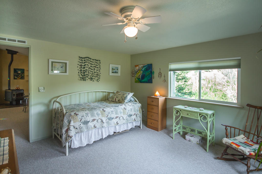 14791 Ravine Road Redding, CA 96003 - Photo 5 of 13 bed1
