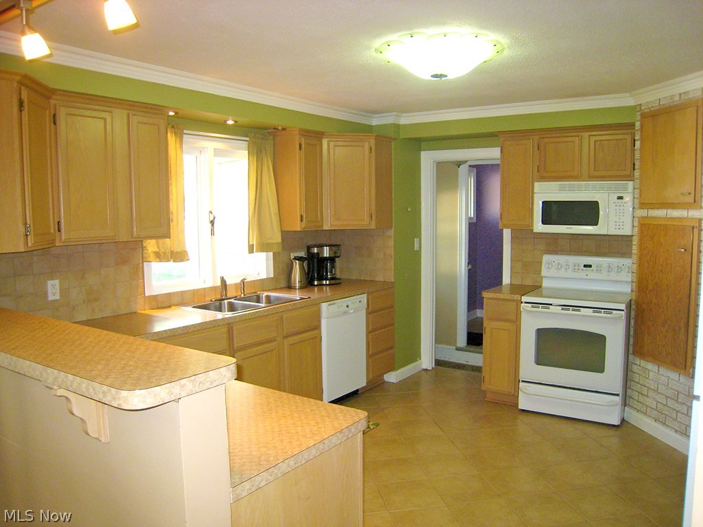 6925 Maplewood Road Parma Heights, OH 44130 - Photo 4 of 25 Bright and airy kitchen with newer appliances that stay.