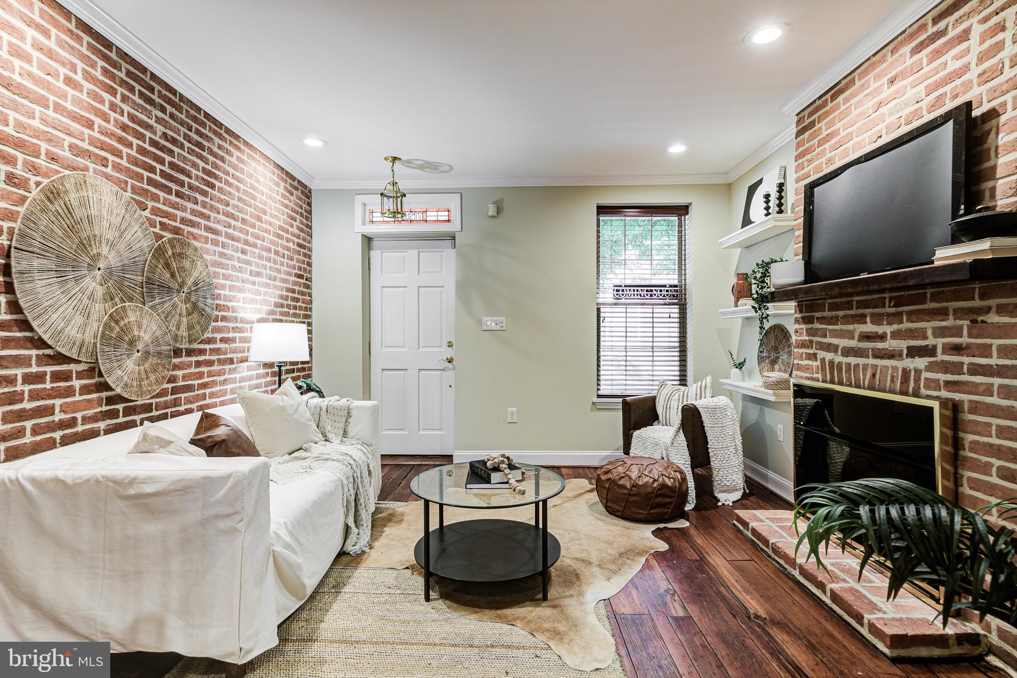 1120 Riverside Avenue Baltimore, MD 21230 - Photo 2 of 40 Welcoming front living room