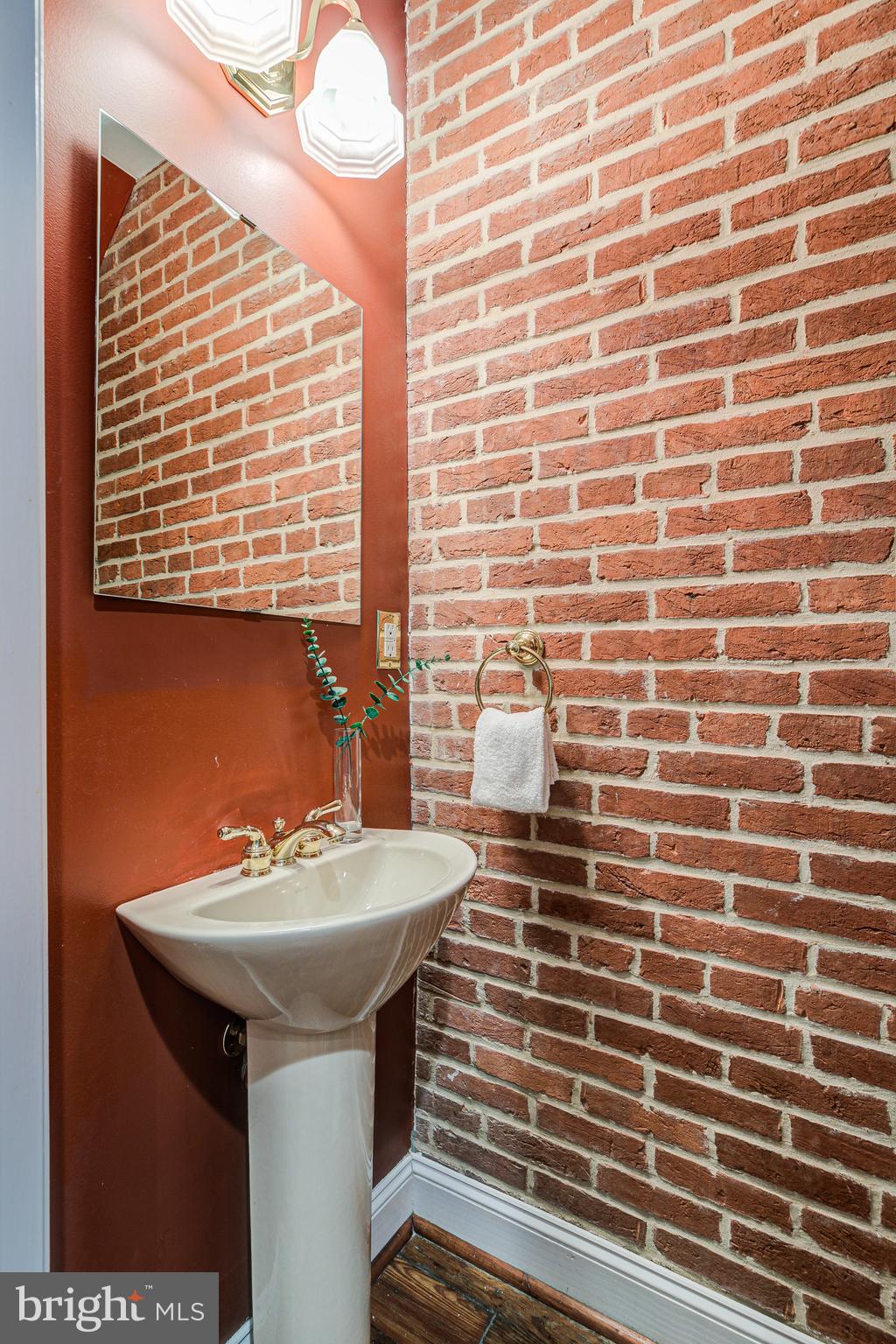 1120 Riverside Avenue Baltimore, MD 21230 - Photo 21 of 40 Main level powder room
