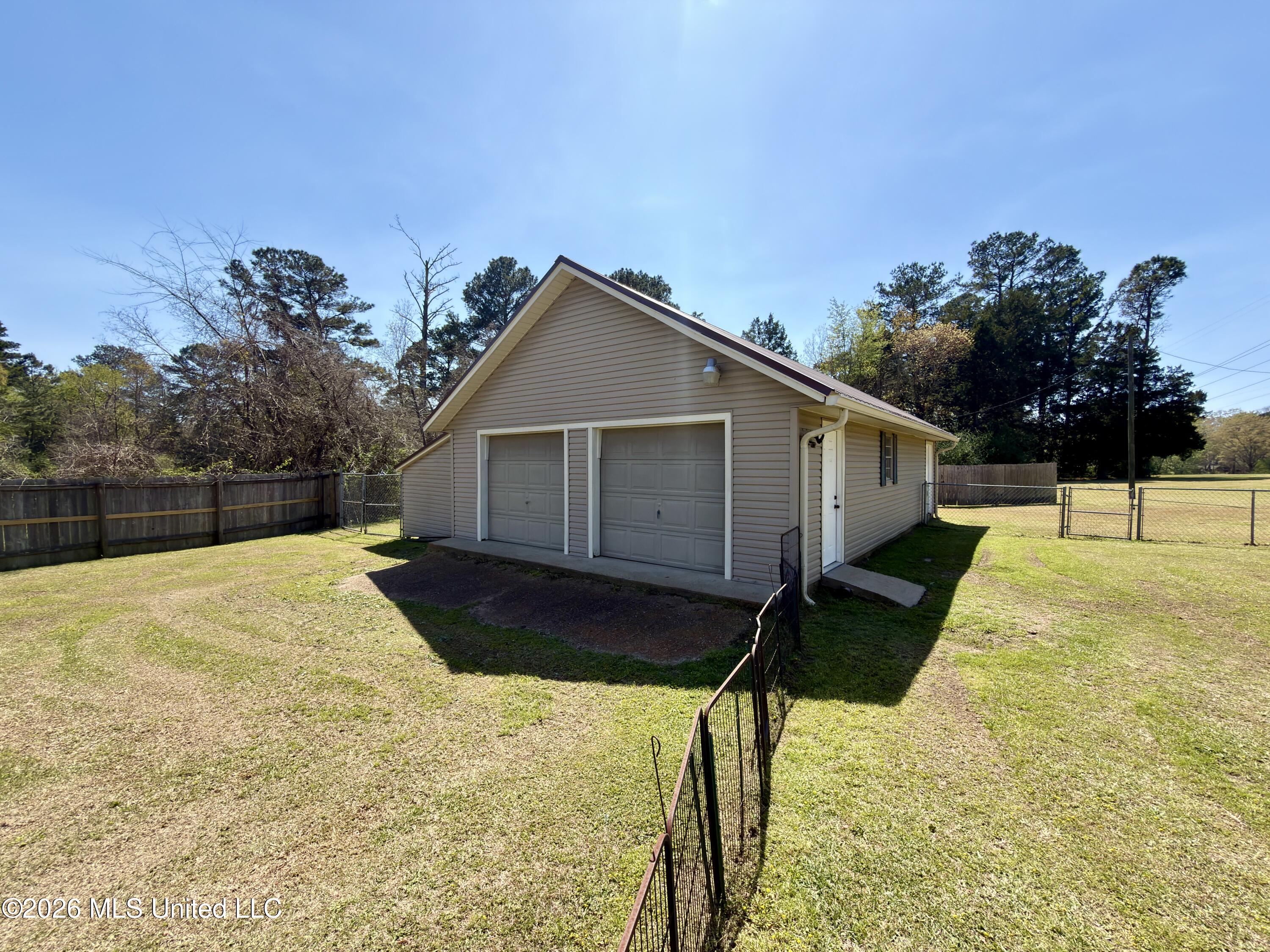406 Wayne Street Clinton, MS 39056 - Photo 34 of 35 wayneshop2