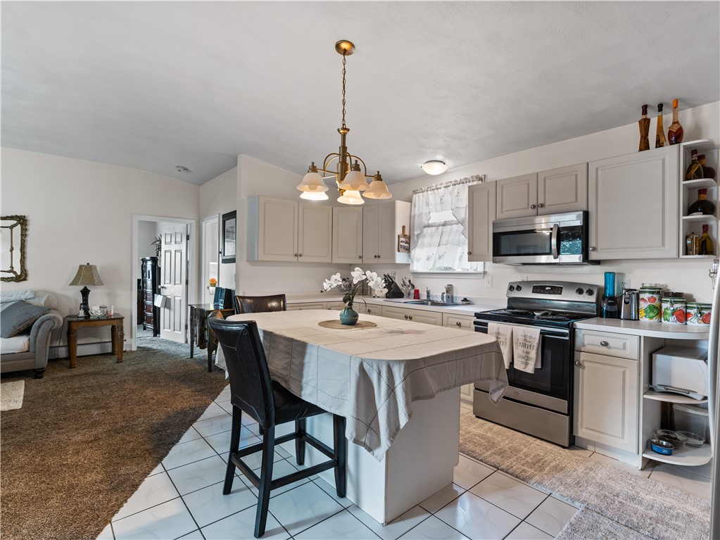 24 Shadbush Road Warwick, RI 02888 - Photo 4 of 28