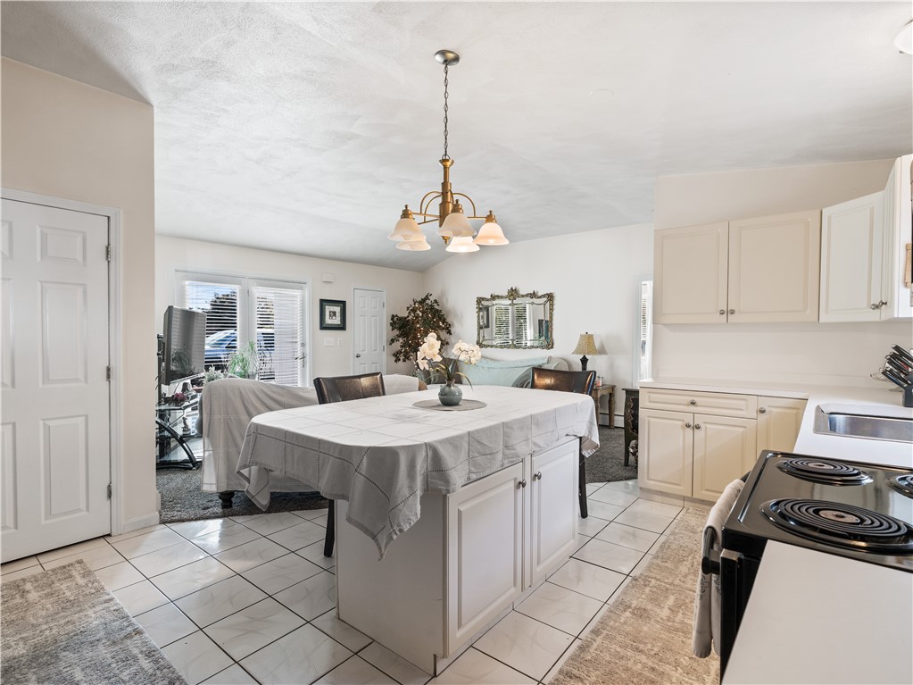 24 Shadbush Road Warwick, RI 02888 - Photo 5 of 28
