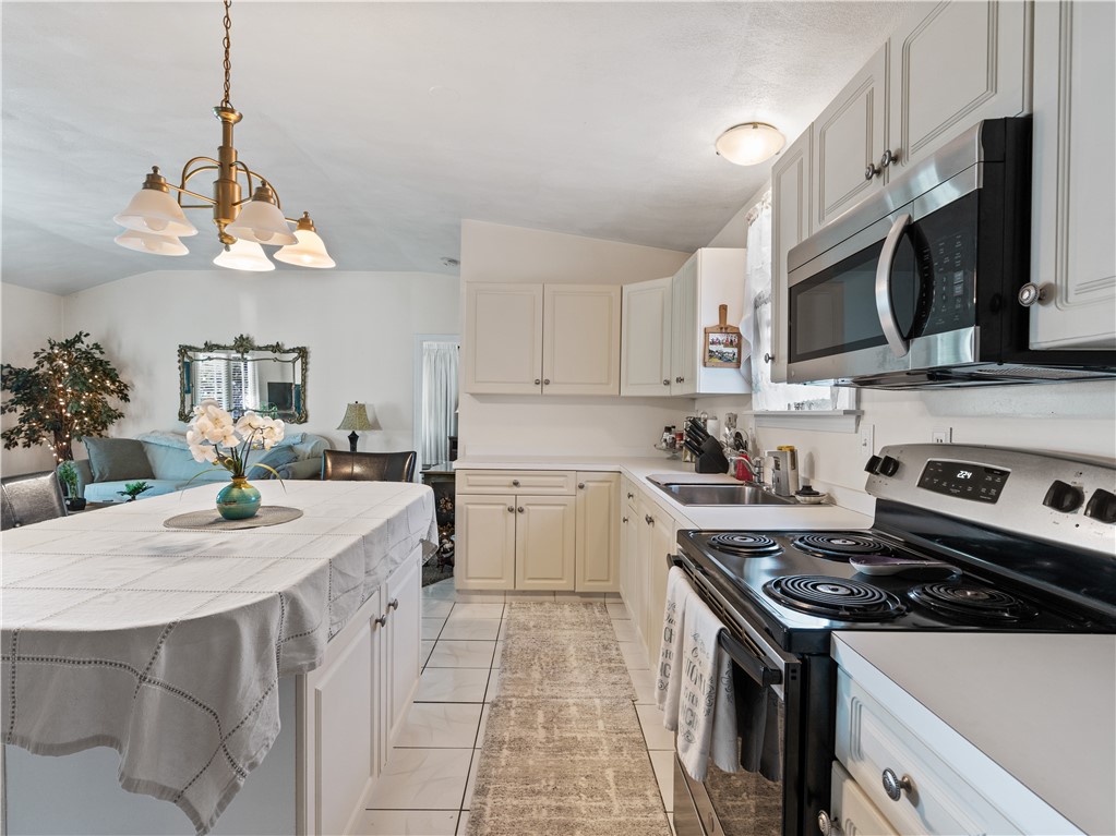 24 Shadbush Road Warwick, RI 02888 - Photo 6 of 28