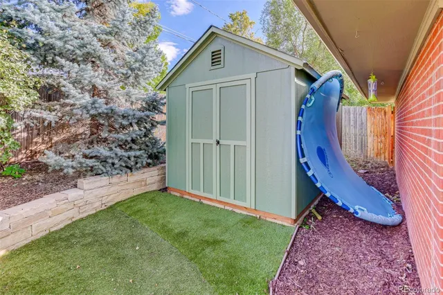 a view of a house with backyard