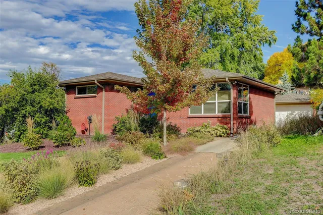 a view of a house with yard and plants