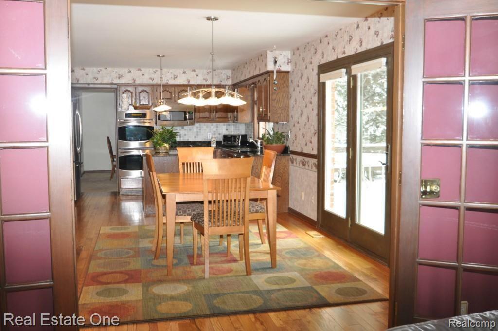2595 Lambeth Park Rochester, MI 48306 - Photo 10 of 30 KITCHEN IS OPEN TO THE FAMILY ROOM
