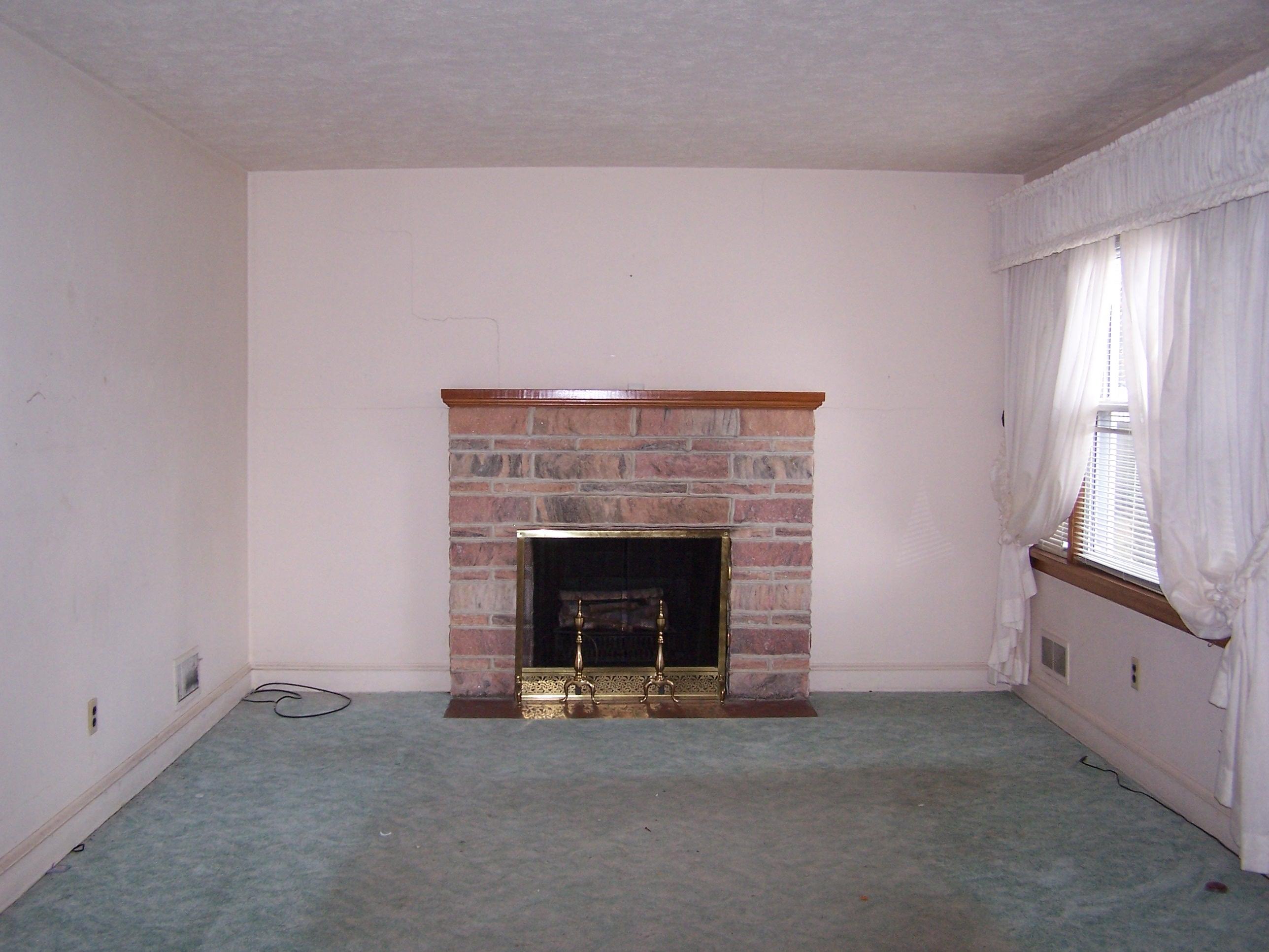 1570 West Ruritan Road Roanoke, VA 24012 - Photo 3 of 12 Living Room