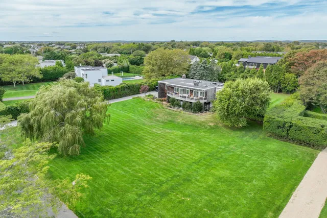 a view of yard with green space