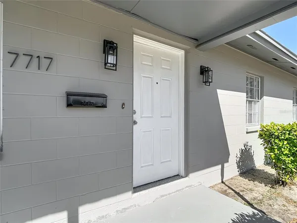 $2,200 | 7717 West Hiawatha Street, Tampa, FL 33615