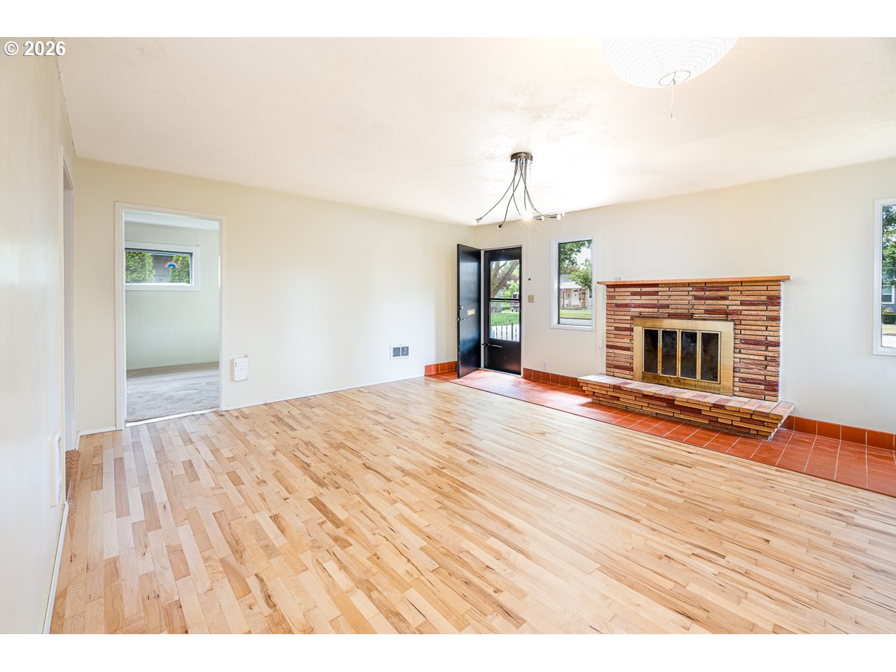 1404 Centennial Boulevard Springfield, OR 97477 - Photo 4 of 32 Living Room